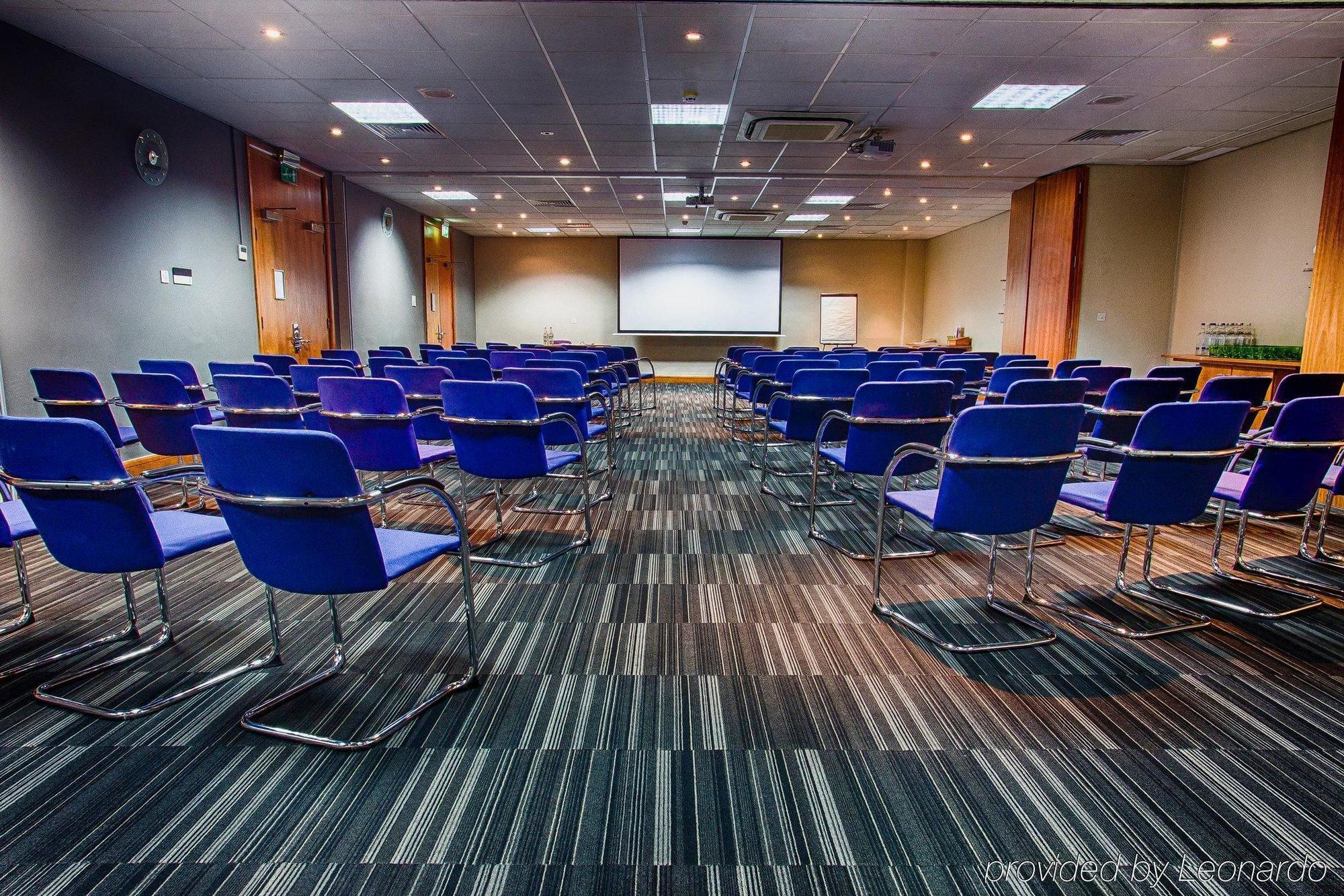London - Heathrow M4,jct.4, An Ihg