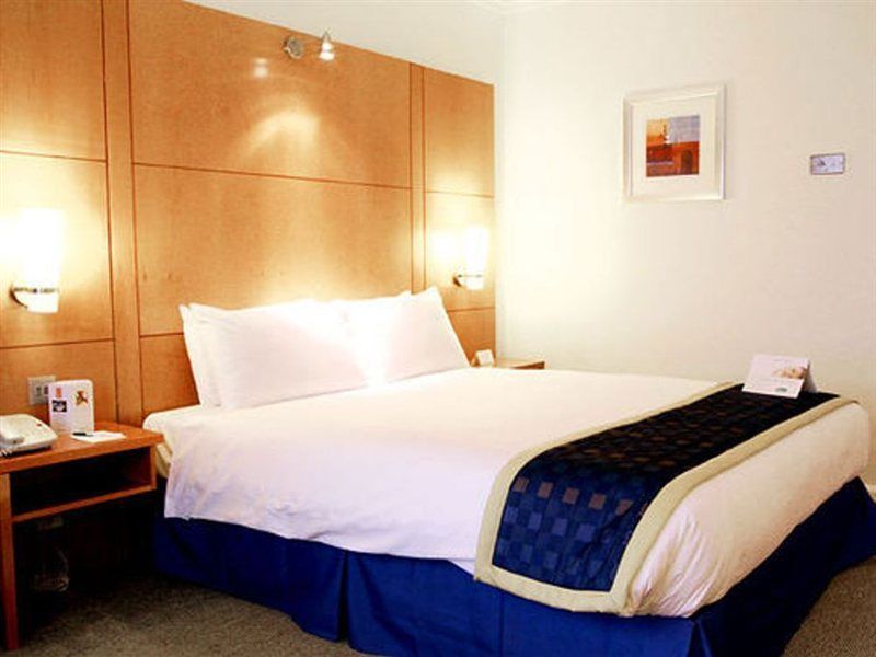 London - Heathrow M4,jct.4, An Ihg Hotel West Drayton (Middlesex)