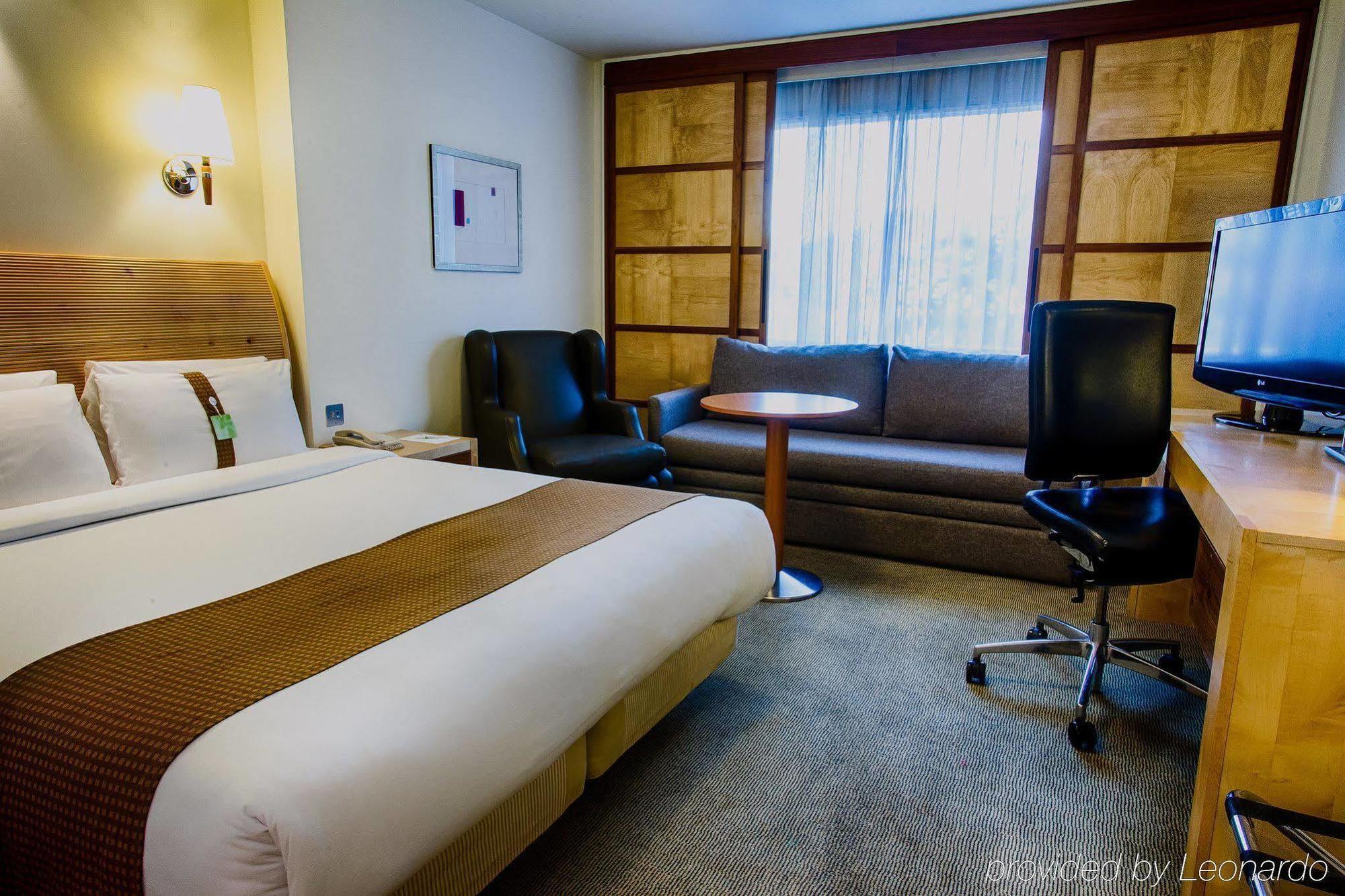 London - Heathrow M4,jct.4, An Ihg