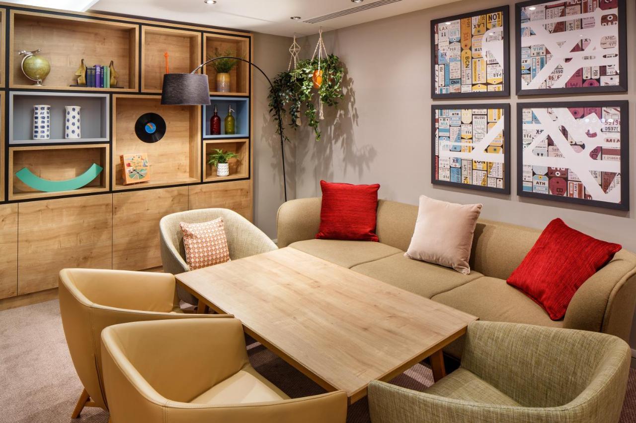 London - Heathrow M4,jct.4, An Ihg