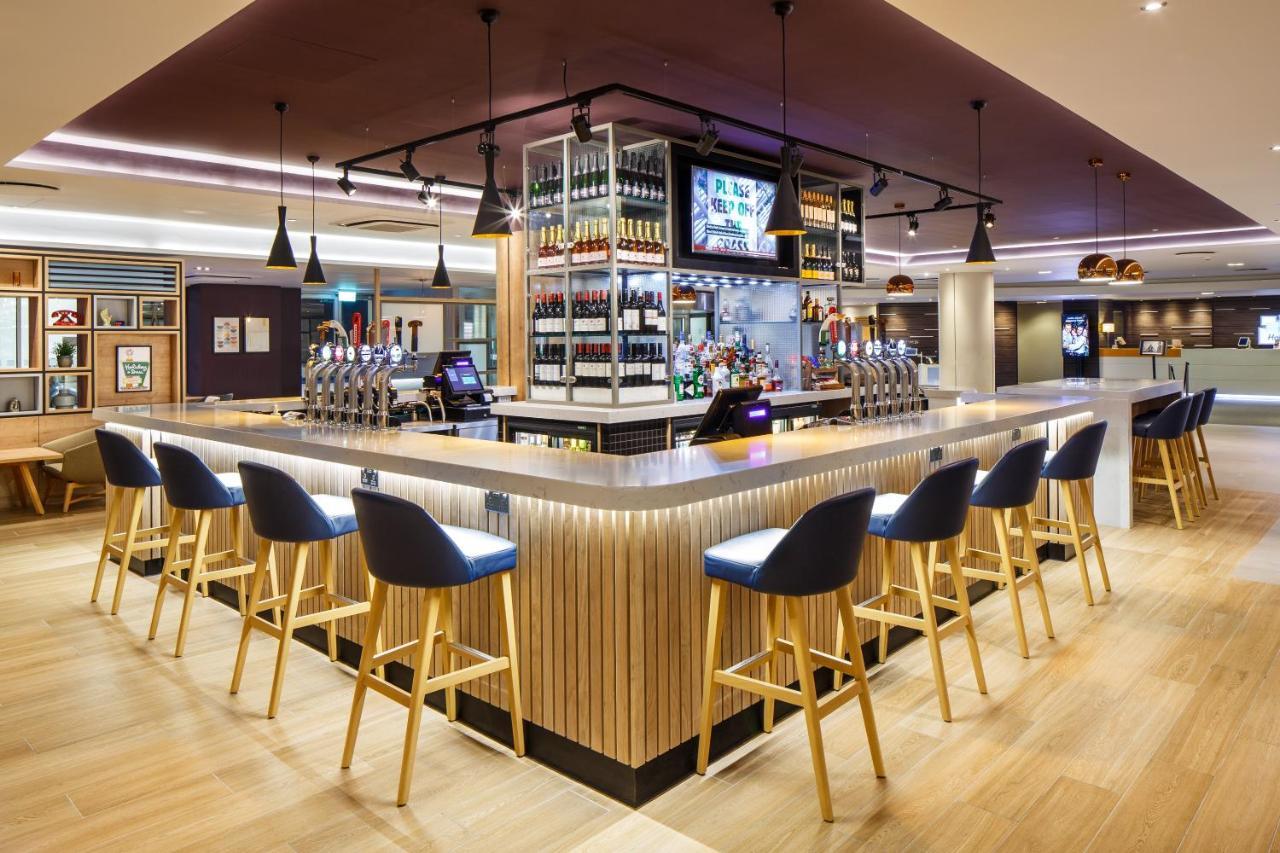 London - Heathrow M4,jct.4, An Ihg